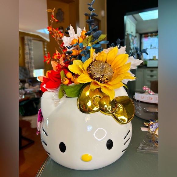 Hello Kitty Clearance Price is firm! Silk Floral Centerpiece Ceramic Planter - Picture 12 of 12